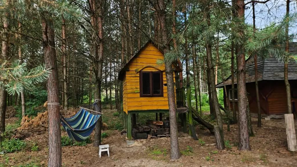 Zachód słońca nad polami wokół Rancza Farmer Jeruzal