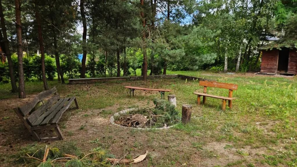 Dzieci bawiące się na podwórku Rancza Farmer Jeruzal