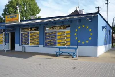 Ławeczka przed sklepem "U Krysi" w Jeruzalu – kultowe miejsce z serialu Ranczo